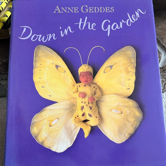 Anne Geddes Down in the Garden Photo Book - Picture 1 of 2